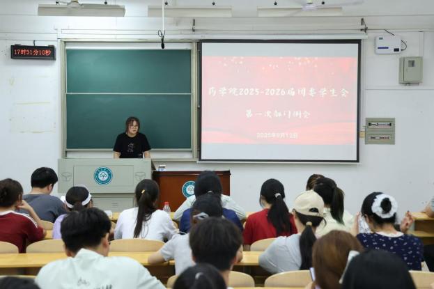 一群人在開(kāi)會(huì)AI 生成的內(nèi)容可能不正確。