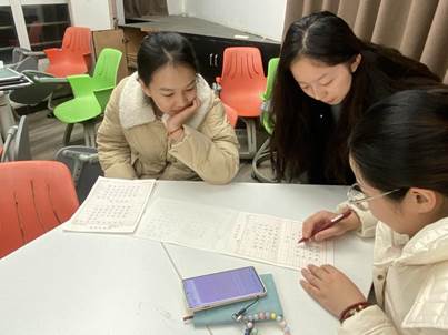 圖二孫老師進行示范指導
