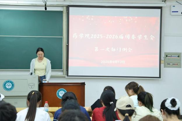 一群人在臺(tái)上演講AI 生成的內(nèi)容可能不正確。