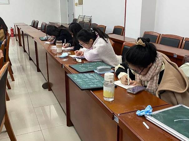 圖三：同學們進行三筆字練習