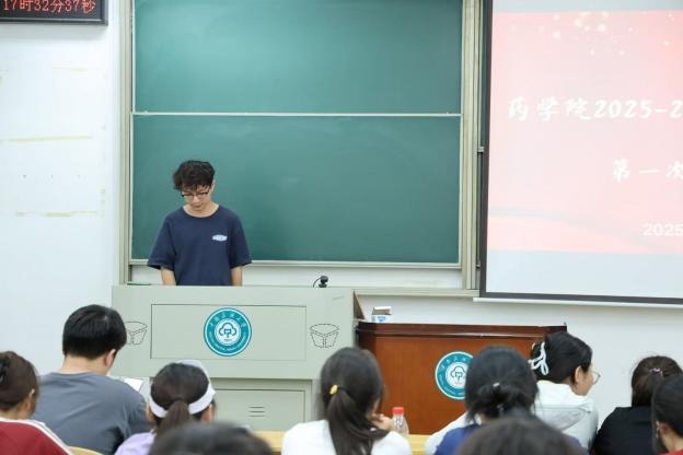 一群人正在聽(tīng)演講AI 生成的內(nèi)容可能不正確。