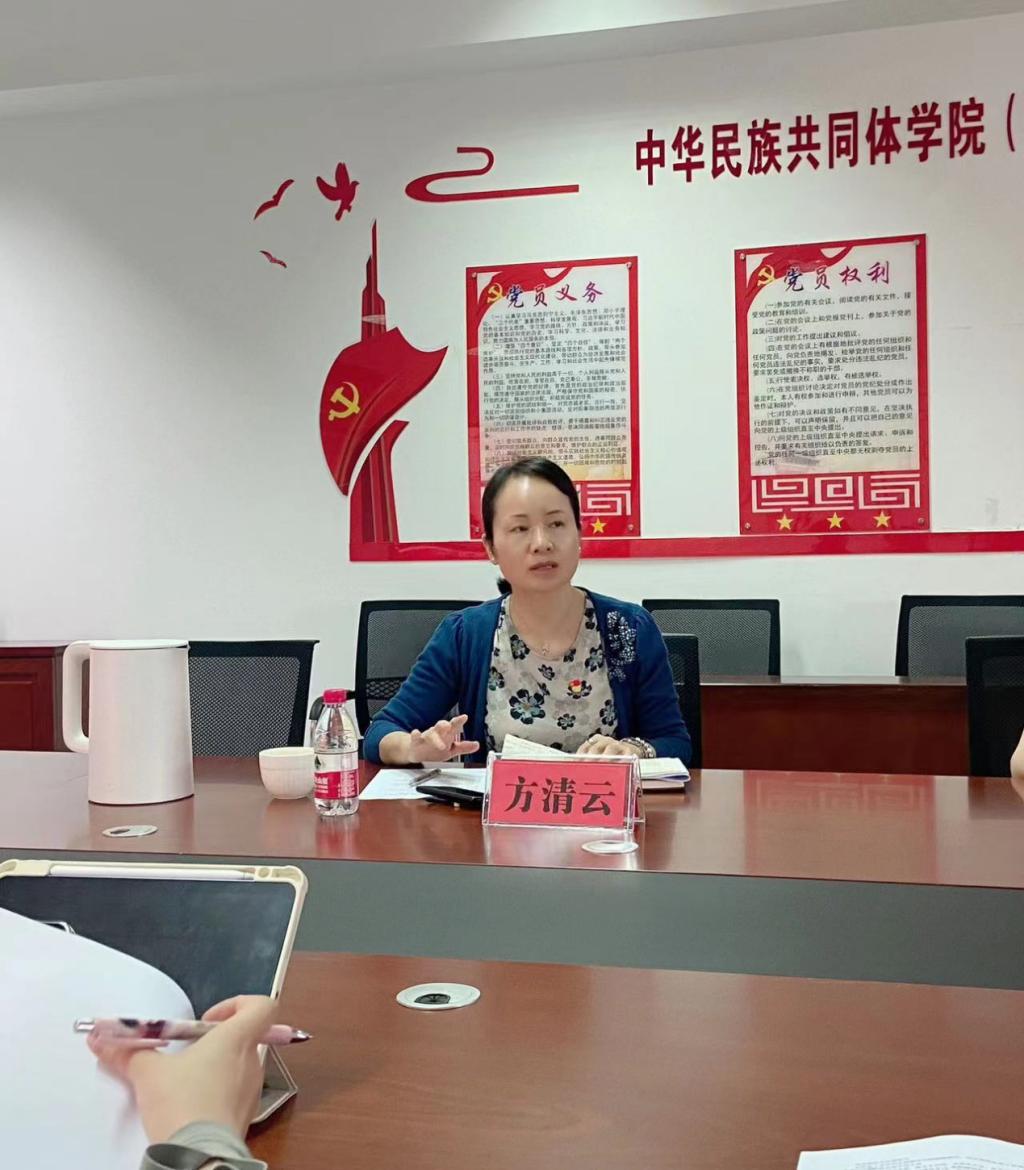 幾個人在桌子前中度可信度描述已自動生成
