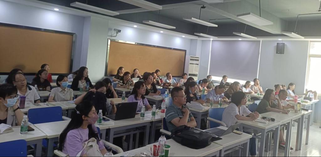 參加培訓(xùn)活動的教師認(rèn)真聆聽 參加培訓(xùn)活動的教師認(rèn)真聆聽
