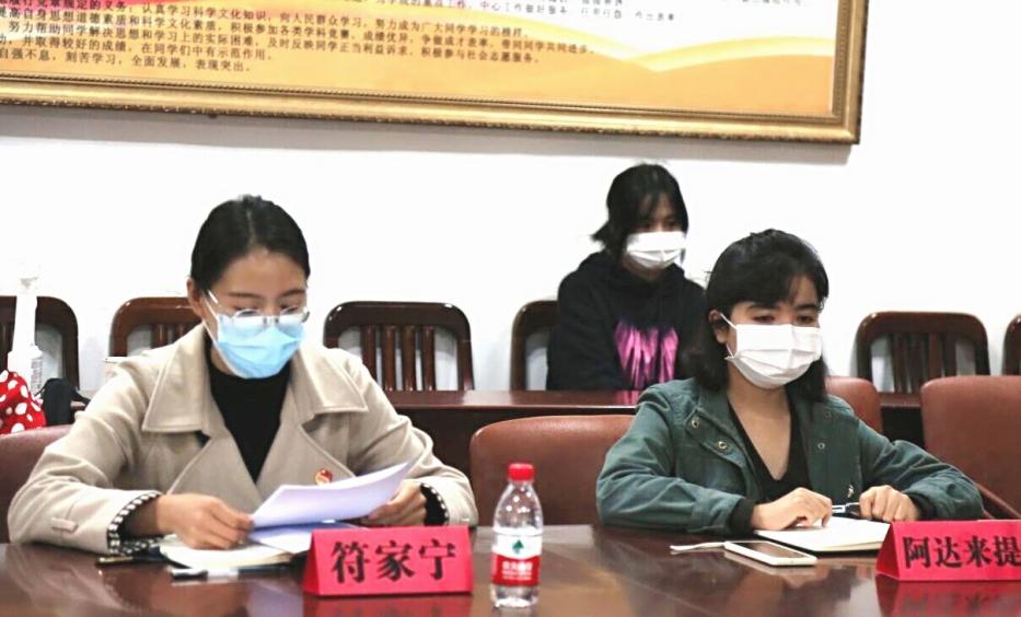 說明: 我院18級輔導員阿達來提老師和院團委副書記符家寧同學 王適林_mh1634884996349