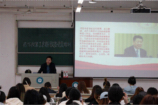 一群人在臺上演講描述已自動生成