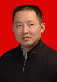 男人穿著襯衫描述已自動(dòng)生成