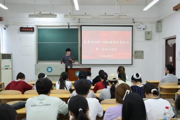 會(huì)議室里的人們AI 生成的內(nèi)容可能不正確。