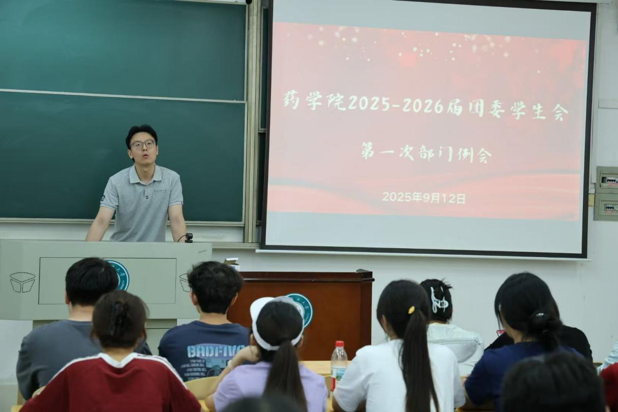 一群人在臺(tái)上演講AI 生成的內(nèi)容可能不正確。