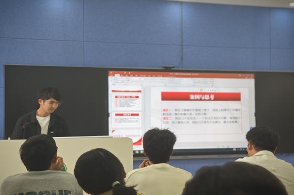 班導陳老師主持班會