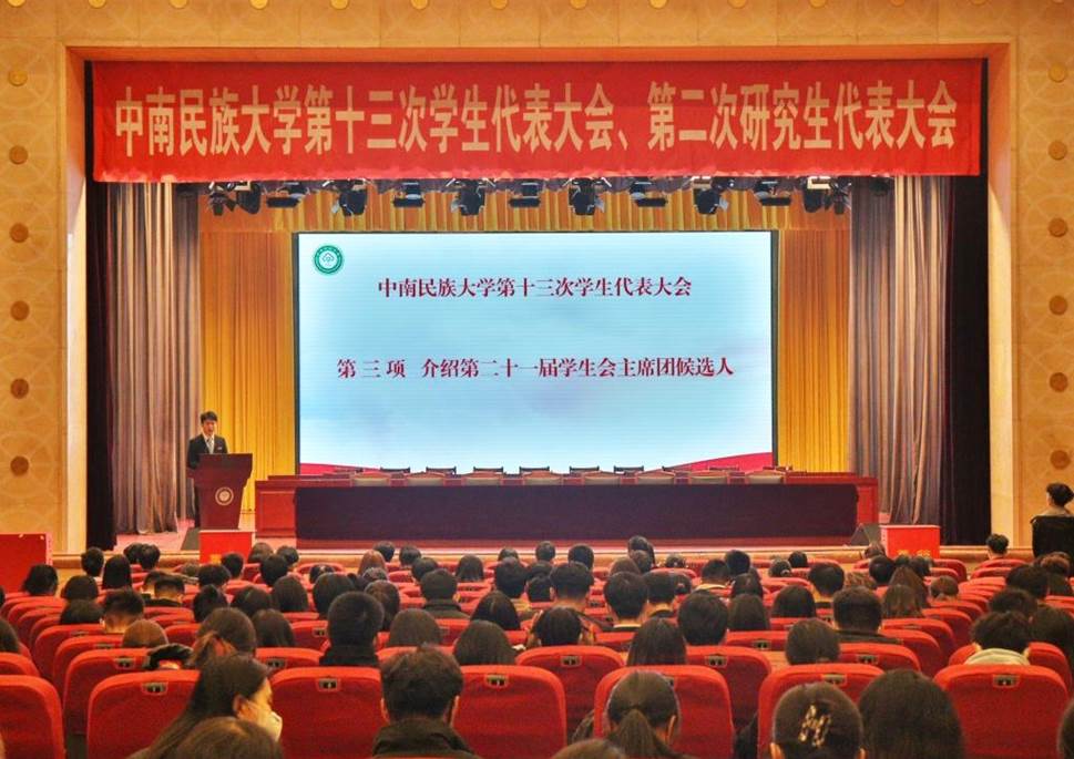 桌子上的禮堂低可信度描述已自動(dòng)生成