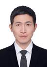 穿著西裝的男人描述已自動生成