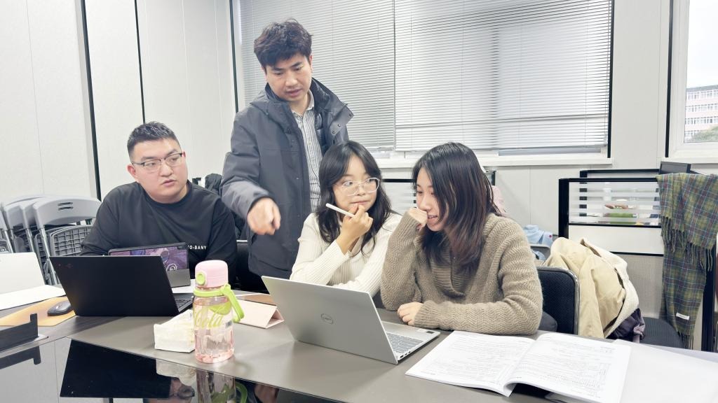 三全育人 · 微光｜第七屆教學先進個人管理學院劉亞偉副教授：行走賬冊間，潛心教學與科研